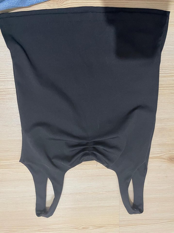 Siyah V Yakalı Drapeli Kadın Atlet - Görsel 3