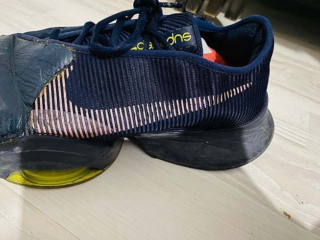 42 Beden Orijinal Nike ön tarafında hafif aşınmalar var