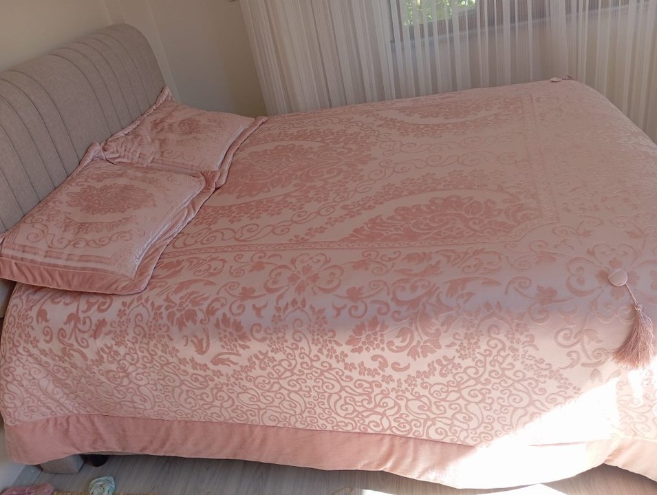 Nakışlı Pembe Yatak Örtüsü - Görsel 2