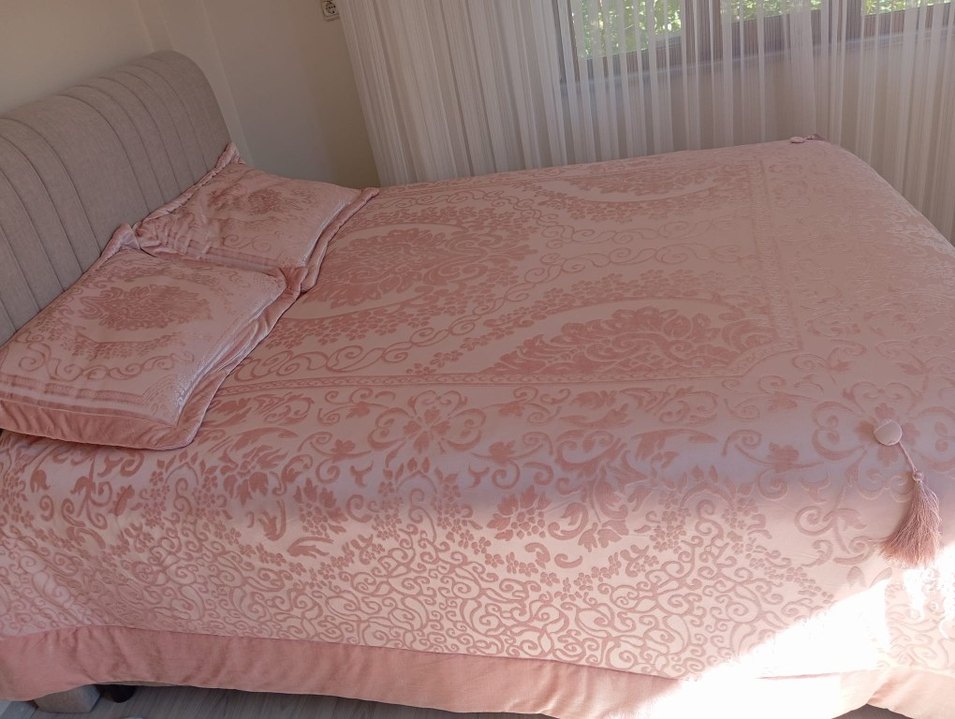 Nakışlı Pembe Yatak Örtüsü - Görsel 3