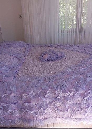 Lila Nakışlı Fırfırlı Yatak Örtüsü - Görsel 3