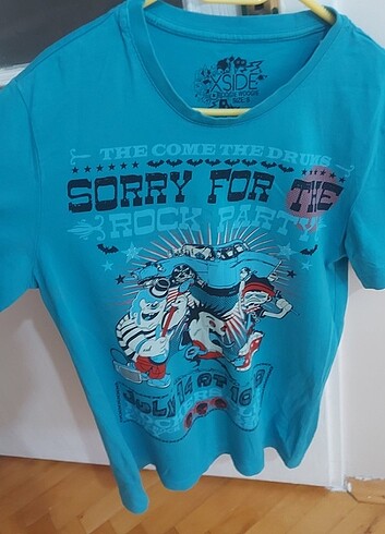 Birkaç kez giyilmis tişört 