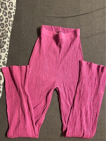 Pembe pantolon