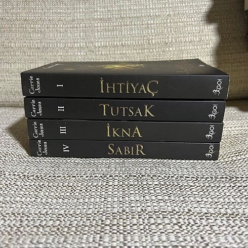 Carrie Jones Tutsak İhtiyaç İkna Sabır