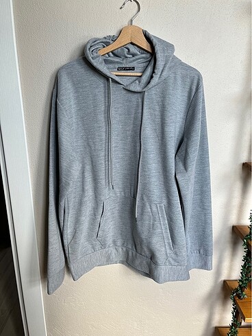 Gri kapüşonlu hoodie