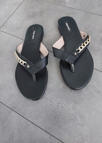 Nine West Siyah Zincir Detaylı Kadın Terlik