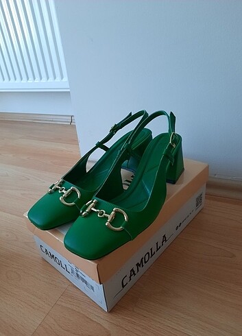 Yeşil Rugan Küt Burunlu Topuklu Ayakkabı 