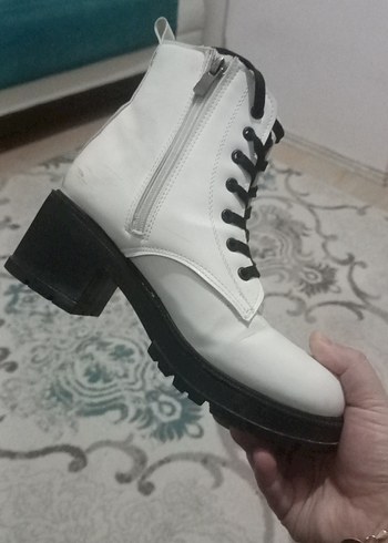 Beyaz Rugan Bağcıklı Kadın Bot - Görsel 2