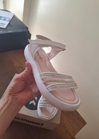 Diğer Kız Çocuk Beyaz Tokalı Sandalet