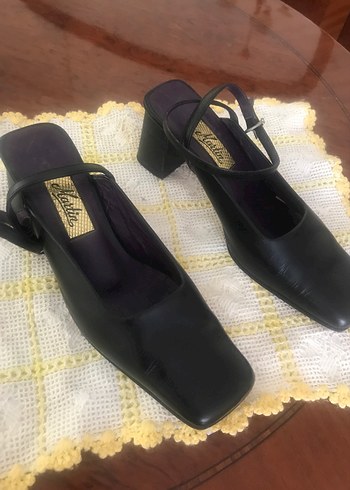 Tokalı Siyah Vintage Topuklu bilekten bağlamalı deri ayakkabı