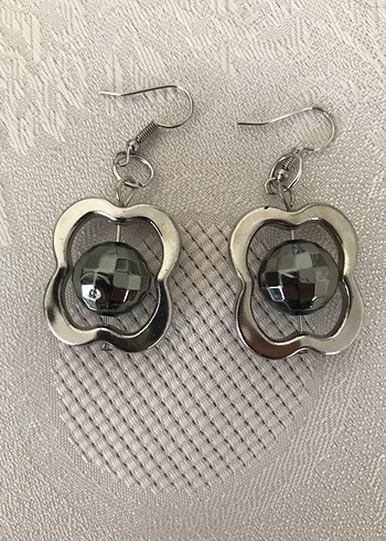 Gri Çiçek Motifli Boncuklu Midi Küpe - Görsel 5