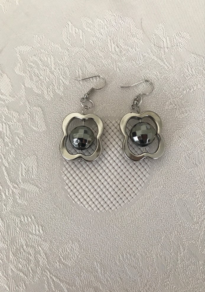 Gri Çiçek Motifli Boncuklu Midi Küpe - Görsel 2