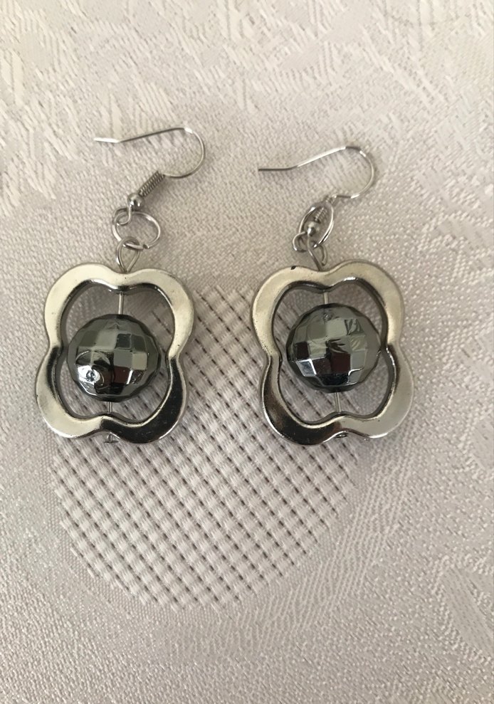 Gri Çiçek Motifli Boncuklu Midi Küpe - Görsel 4