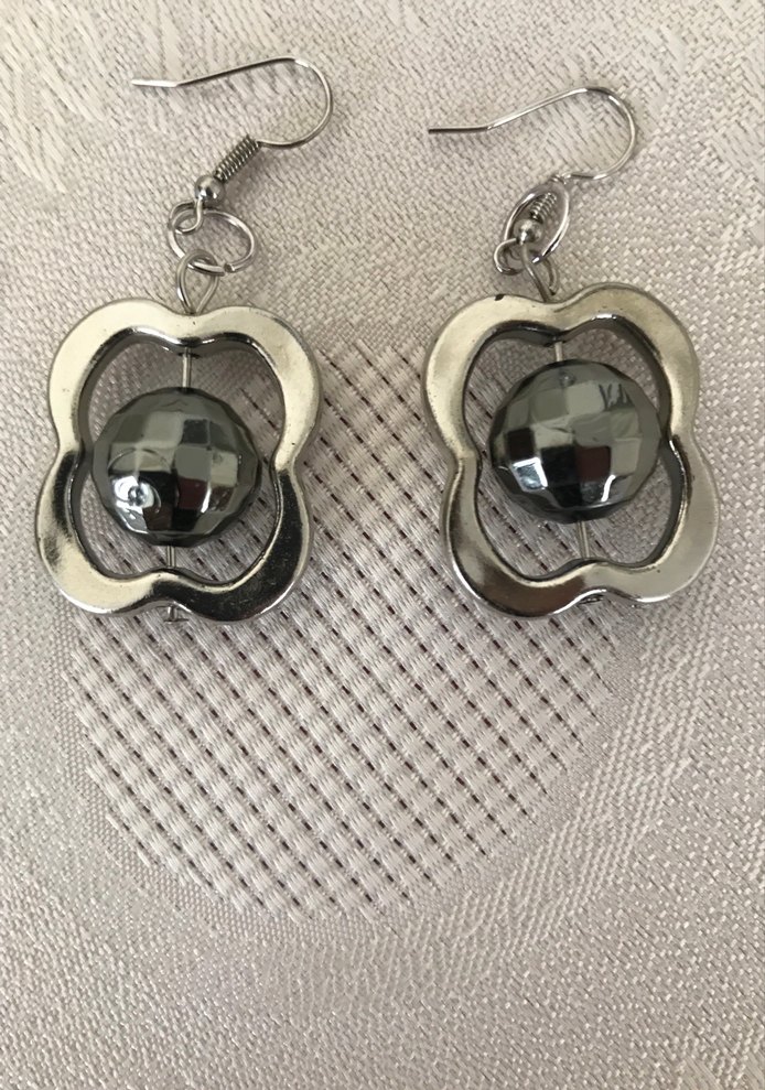 Gri Çiçek Motifli Boncuklu Midi Küpe - Görsel 3