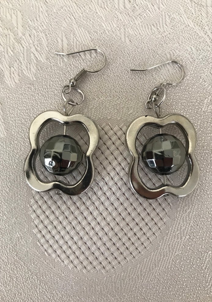 Gri Çiçek Motifli Boncuklu Midi Küpe - Görsel 5