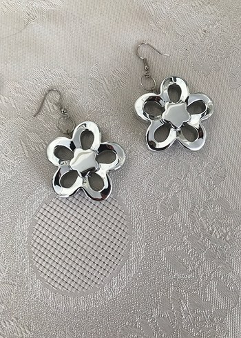 Çiçek Desenli Midi Gümüş Küpe - Görsel 3