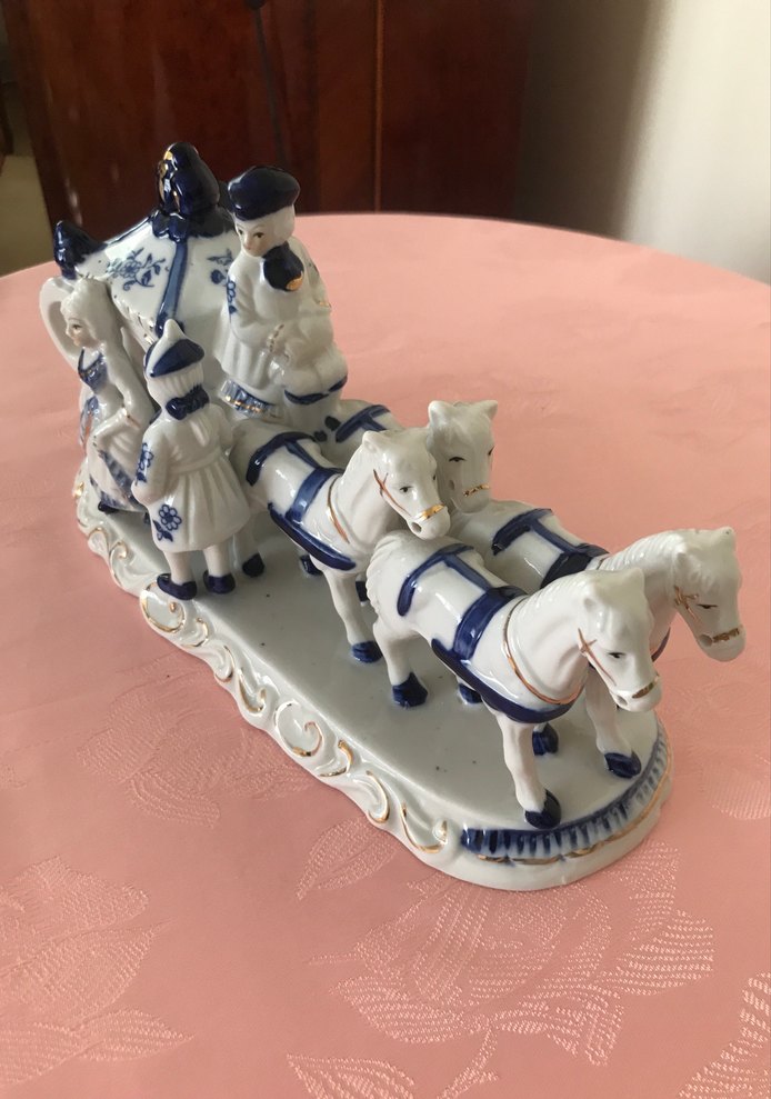 Beyaz ve Lacivert Atlı Fayton Biblosu - Görsel 2