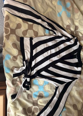 Siyah Beyaz Çizgili Kadın Sarma Bluz - Görsel 2