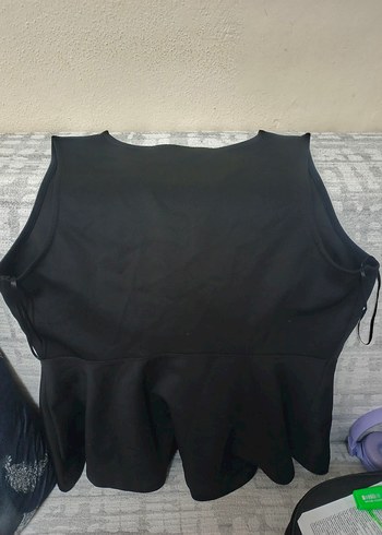 V Yaka Siyah Kolsuz Fırfırlı Bluz - Görsel 3