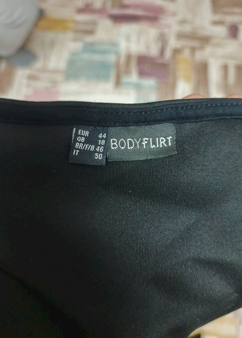 V Yaka Siyah Kolsuz Fırfırlı Bluz - Görsel 5