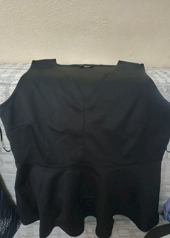 V Yaka Siyah Kolsuz Fırfırlı Bluz - Görsel 4