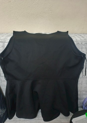 V Yaka Siyah Kolsuz Fırfırlı Bluz - Görsel 2