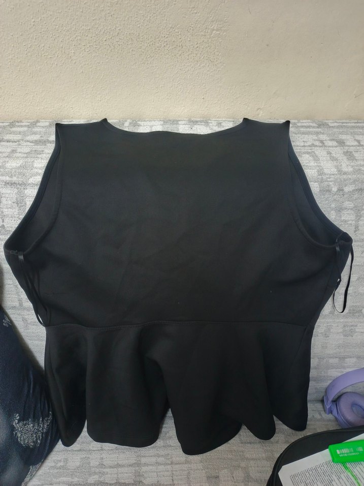 V Yaka Siyah Kolsuz Fırfırlı Bluz - Görsel 3