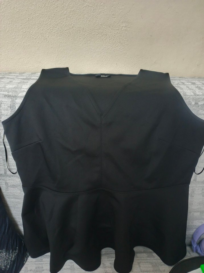 V Yaka Siyah Kolsuz Fırfırlı Bluz - Görsel 4