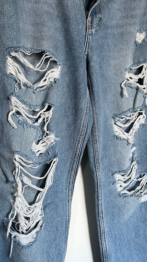 Yırtık jean pantolon - Görsel 2