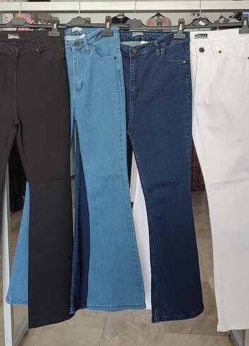Kot pantolon siyah ve beyaz mevcut