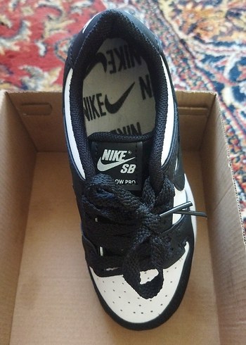 31 Beden Nike Siyah Beyaz Bağcıklı Spor Ayakkabı