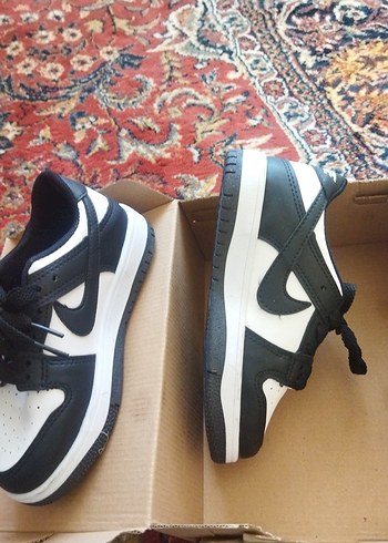 31 Beden beyaz Renk Nike Siyah Beyaz Bağcıklı Spor Ayakkabı