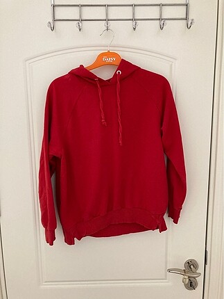 Kırmızı kapüşonlu sweatshirt