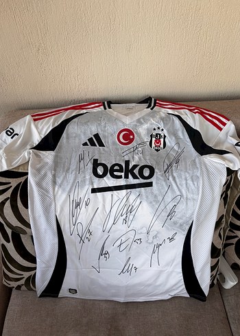 Adidas Besiktas Beyaz Forma Coklu İmzali Koleksiyon Parcasi