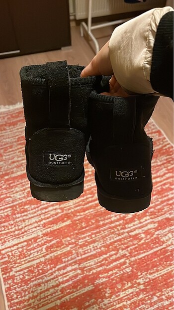 Siyah Ugg bot