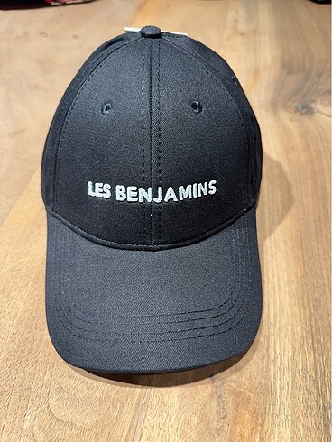 Les benjamins şapka
