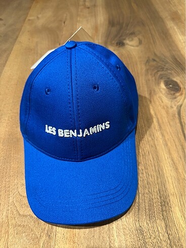 Les benjamins şapka