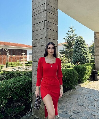 Kırmızı midi boy yırtmaçlı elbise