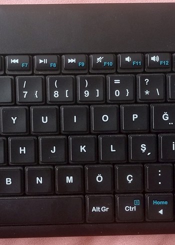 Logitech Siyah Kablosuz Klavye ve Touchpad - Görsel 2