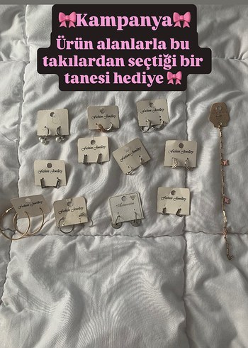 Altın Renk Zincir Detaylı Bohem Mini Küpeler