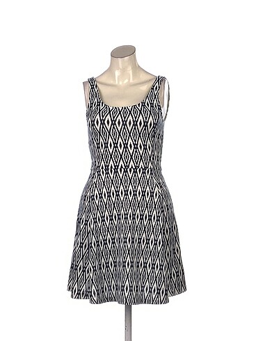H&M Kısa Elbise %70 İndirimli.