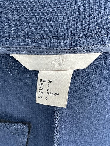 36 Beden lacivert Renk H&M Mini Şort %70 İndirimli.