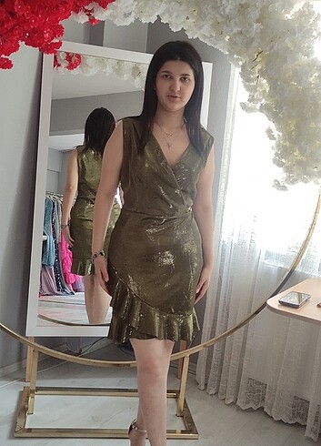 Kısa şık parlak abiye - Görsel 2