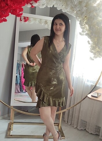 Kısa şık parlak abiye - Görsel 5