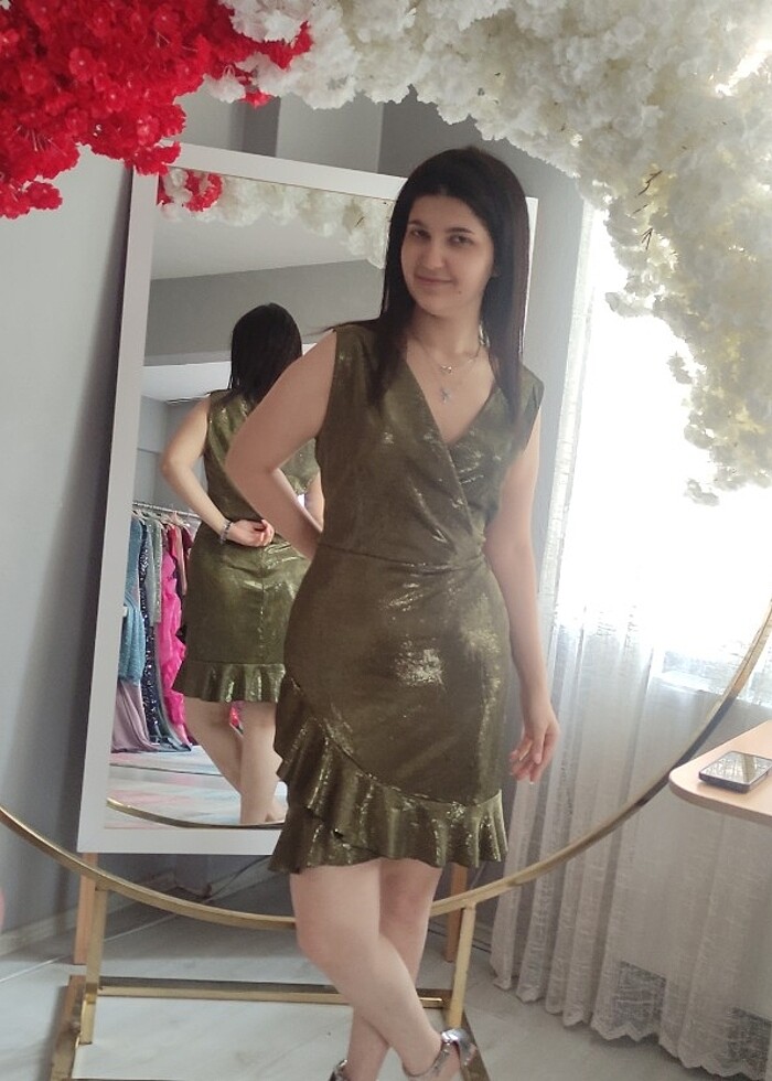 Kısa şık parlak abiye - Görsel 3