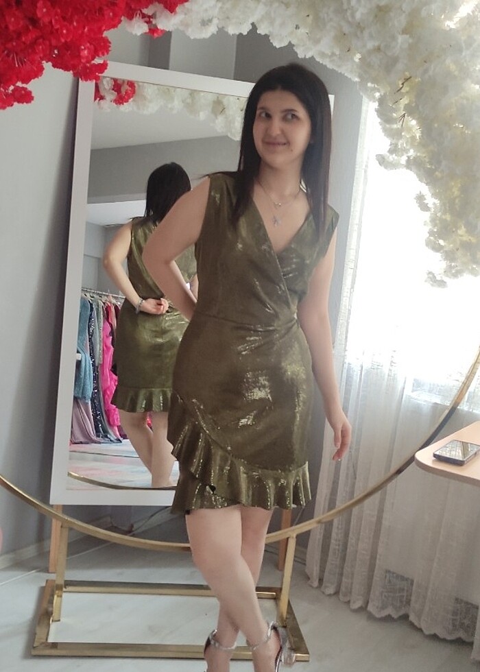 Kısa şık parlak abiye - Görsel 5