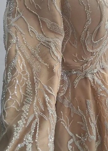 Bej Uzun Kollu Nakışlı V Yaka Nişan Elbisesi - Görsel 3