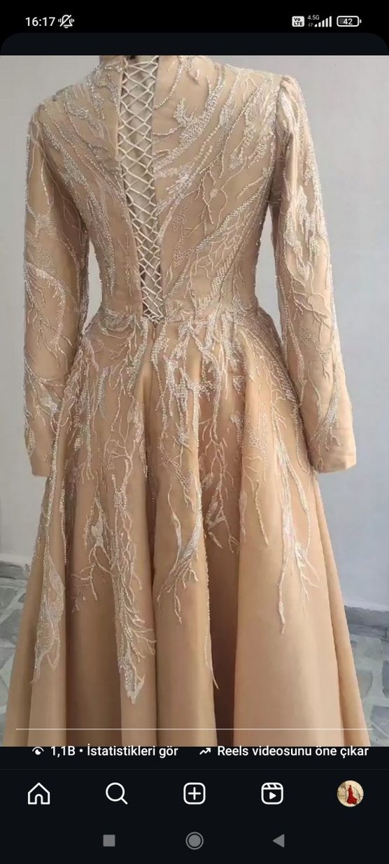 Bej Uzun Kollu Nakışlı V Yaka Nişan Elbisesi - Görsel 4