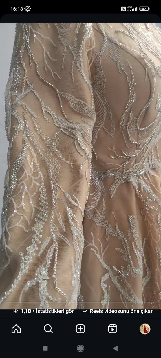 Bej Uzun Kollu Nakışlı V Yaka Nişan Elbisesi - Görsel 3