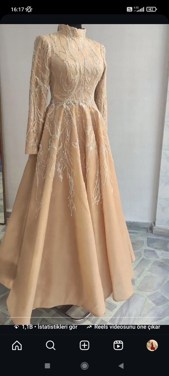 Bej Uzun Kollu Nakışlı V Yaka Nişan Elbisesi - Görsel 2